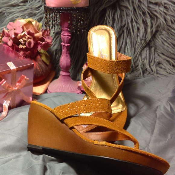 DE BLOSSOM FAUX SUEDE STRAPPY WEDGE SIZE 10 - Picture 2 of 2